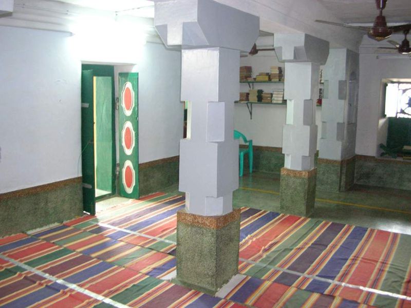 The courtyard of the Old Kilaharai Mosque