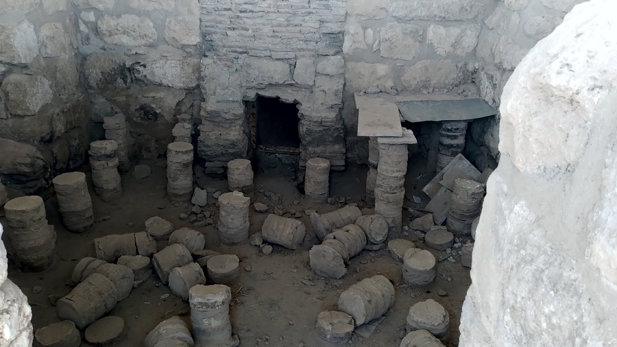 Water was heated under the floor in the bathhouse. At the top right you can see how the people were above the hot water.